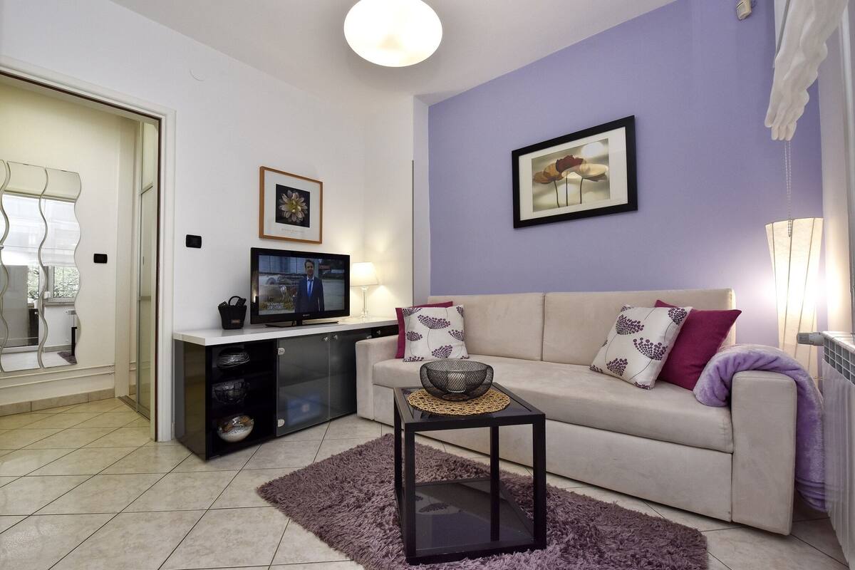 公寓, 1 张大床 | 起居区 | 65-厘米电视(配备卫星频道)