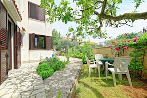 Courtyard view - Guest House Jolanda (Medulin)