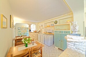 Fridge, oven, stovetop, espresso maker - Guest House Jolanda (Medulin)