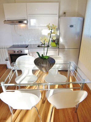Apartamento, 1 cama doble con sofá cama | Cocina privada | Placa de cocina y utensilios de cocina