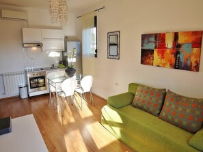 Apartamento, 1 cama doble con sofá cama | Sala de estar | Una televisión