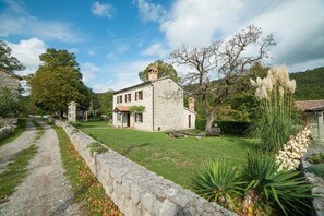 المنطقة المحيطة بالمنشأة