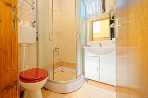 Room, 1 Double Bed | Bathroom