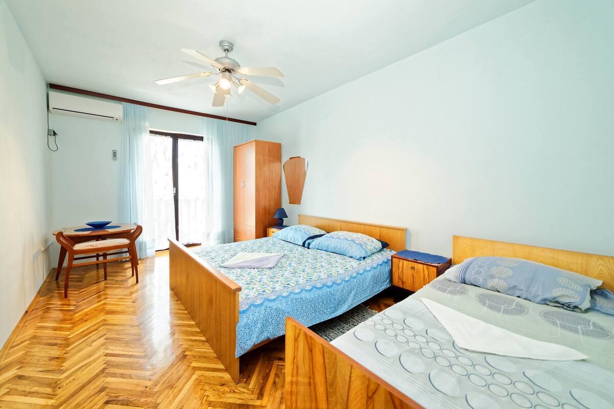 Une chambre à coucher avec un lit en bois, un bureau et une chaise.