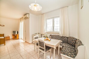 Apartment, 1 Double Bed | Living room | TV - Apartments Leon (Pula)