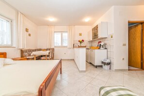 Apartamento, 1 cama de casal e sofá-cama | Berços (sobretaxa), Wi-Fi de cortesia, roupa de cama