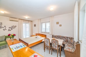 Apartamento, 1 cama de casal e sofá-cama | Berços (sobretaxa), Wi-Fi de cortesia, roupa de cama