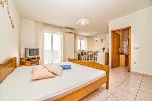 Apartment, 1 Double Bed | Cribs/infant beds, free WiFi, bed sheets - Apartments Leon (Pula)