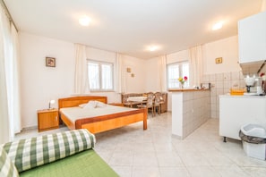 Apartamento, 1 cama de casal e sofá-cama | Berços (sobretaxa), Wi-Fi de cortesia, roupa de cama