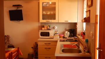 Apartment, 1 Double Bed with Sofa bed | Private kitchen | Fridge, microwave, oven, stovetop