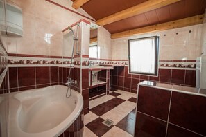 Appartement, Plusieurs lits | Salle de bain | Séchoir à cheveux, serviettes fournies, savon, papier de toilette