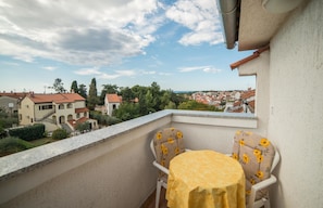Apartamento, várias camas | Vista para praia/oceano