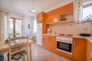 Departamento, varias camas | Cocina privada | Parrilla de estufa y utensilios de cocina