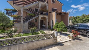 Courtyard - Apartments Nerina (Novigrad)