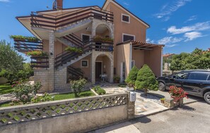 Courtyard - Apartments Nerina (Novigrad)