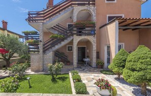 Front of property - Apartments Nerina (Novigrad)