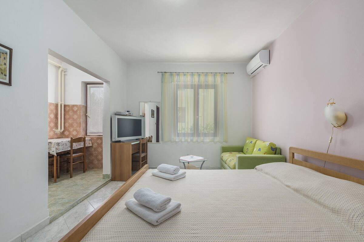 Apartment, 1 Double Bed | Individually decorated, individually furnished, desk, free WiFi