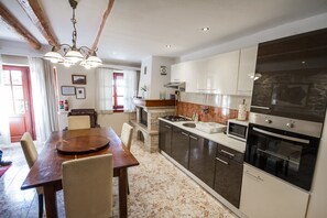 Appartement, plusieurs lits | Cuisine privée