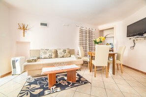 Appartement, 1 lit double et 1 canapé-lit | Salle de séjour | Télévision