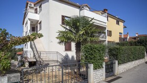 A two-story building with a balcony, a staircase, and a gate. - Apartments Milan Rovinj (Rovinj)