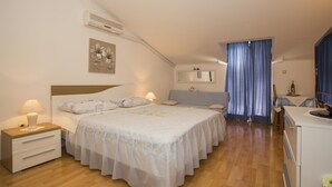 A bedroom with a bed, bedside tables, a lamp, a mirror, and a window with curtains. - Apartments Milan Rovinj (Rovinj)