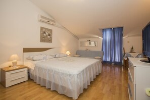 Apartment, Mehrere Betten | Individuell dekoriert, individuell eingerichtet, Schreibtisch