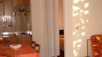 Apartment, 1 Double Bed with Sofa bed | Private kitchen | Stovetop, cookware/dishes/utensils