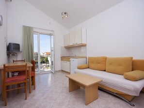 Apartment, Mehrere Betten | Wohnzimmer | Fernseher