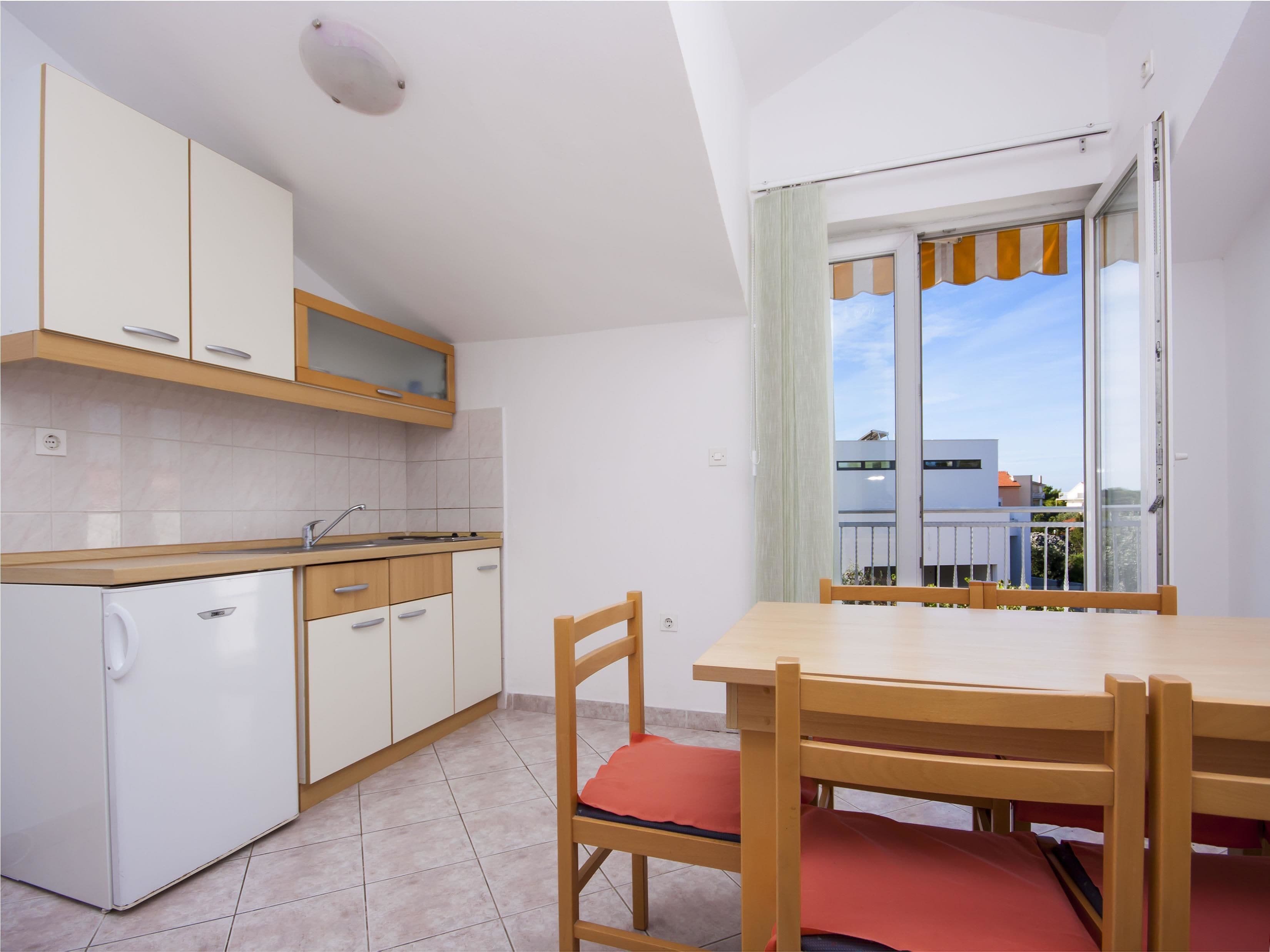 Apartment, Multiple Beds | Private kitchen | Stovetop