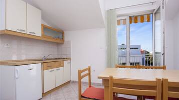 Apartment, Multiple Beds | Private kitchen | Stovetop