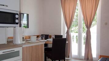 Lägenhet - 1 dubbelsäng med bäddsoffa | Eget kök | Kylskåp, mikrovågsugn, spishäll och kaffe- och tebryggare