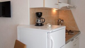 Apartment, Multiple Beds | Private kitchen | Coffee/tea maker, fridge, microwave, stovetop - Apartments Sime Villa Vulin (Pakostane)