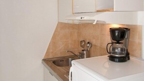 Apartment, Multiple Beds | Private kitchen | Coffee/tea maker, fridge, microwave, stovetop - Apartments Sime Villa Vulin (Pakostane)