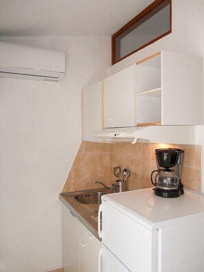 Apartment, Multiple Beds | Private kitchen | Fridge, microwave, stovetop, coffee/tea maker - Apartments Sime Villa Vulin (Pakostane)