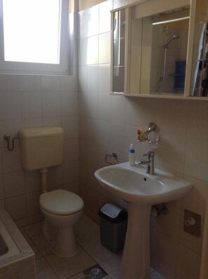 Apartment, Mehrere Betten | Badezimmer