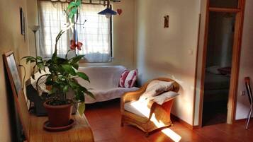 Apartment, Mehrere Betten | Wohnzimmer | Fernseher