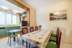 Apartment, Multiple Beds | Private kitchen | Stovetop