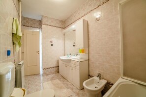 Departamento, varias camas | Baño