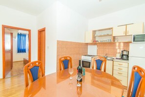 Apartment, Multiple Beds | Private kitchen | Oven, stovetop, cookware/dishes/utensils
