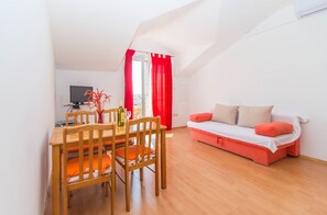 Appartement, 1 lit double et 1 canapé-lit | Salle de séjour | Télévision