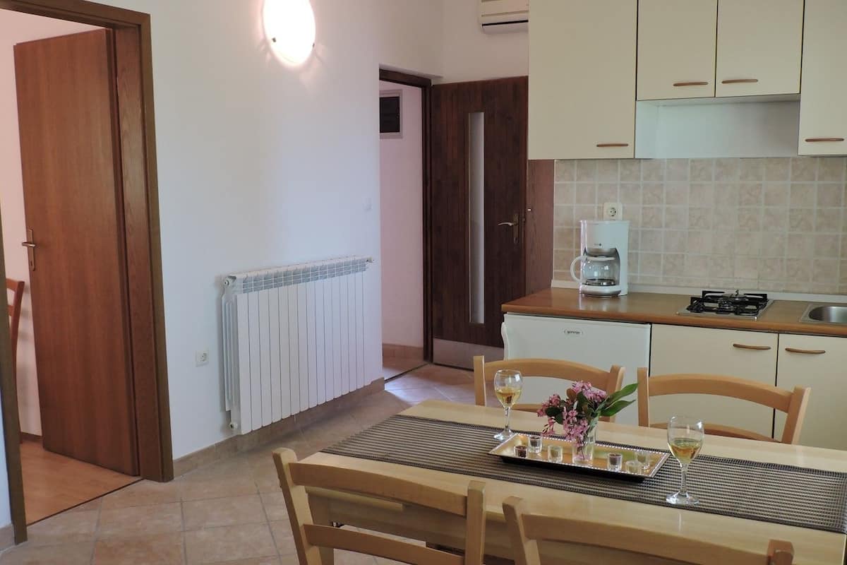 Appartement, Plusieurs lits | Cuisine privée | Surface de cuisson, vaisselle et ustensiles