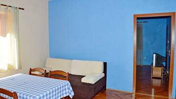 Appartement, 1 tweepersoonsbed met slaapbank | Woonkamer | Een televisie