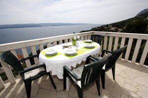 Apartamento, várias camas | Sacada