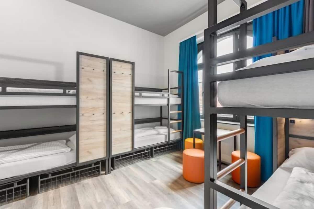 1 habitación, sistema de insonorización, wifi gratis y ropa de cama