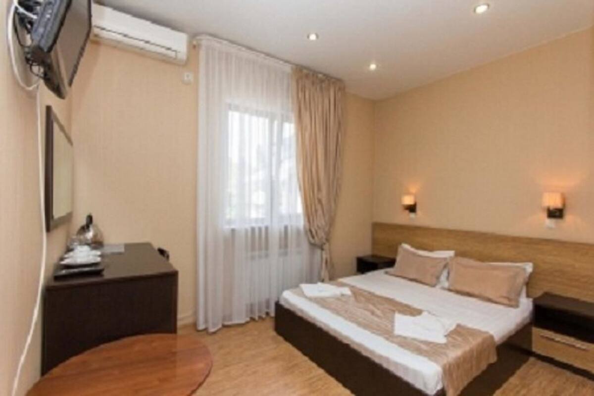 Desk, iron/ironing board, rollaway beds, free WiFi