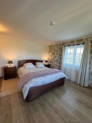 Double Room, Hill View (1) | Premium bedding, blackout curtains, free cots/infant beds, free WiFi - Terra Luso (Cadaval)