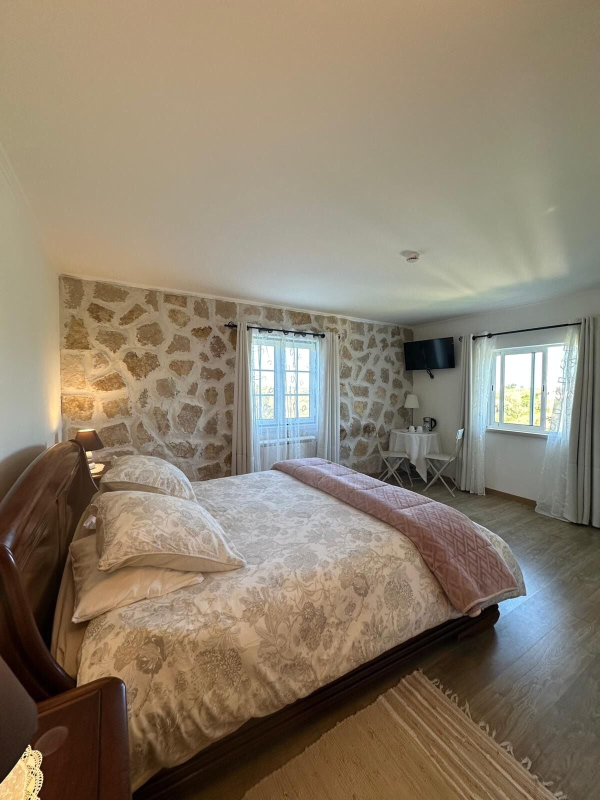 Quarto casal, vista para a colina (1) | Roupas de cama premium, cortinas blackout, berços grátis