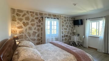 Quarto casal, vista para a colina (1) | Roupas de cama premium, cortinas blackout, berços grátis