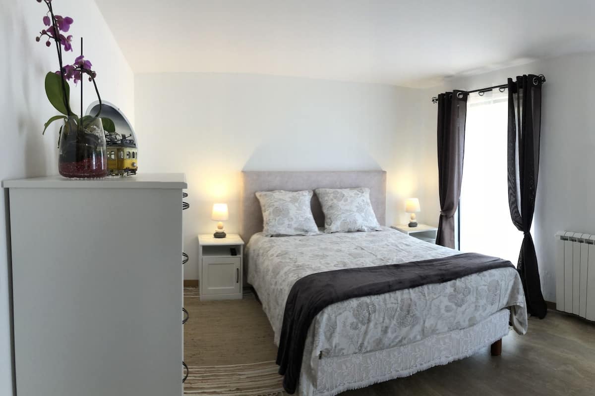 高档床上用品、遮光窗帘、免费婴儿床、免费 WiFi