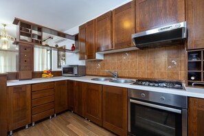 Ferienhaus, Mehrere Betten | Eigene Küche | Ofen, Herdplatte, Geschirrspüler, Kochgeschirr/Geschirr/Besteck